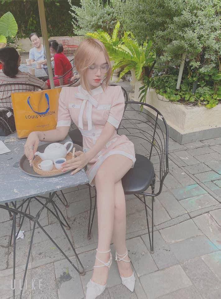 Cô gái trưởng thành thay má chăm sóc bố và em trai chu đáo